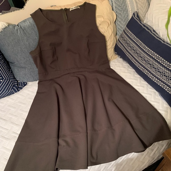 Sleeveless fit and flare dress - Picture 2 of 7